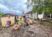 Babinsa Koramil 1413-04/Mawasangka dan Warga Gelar Karya Bakti Bersihkan Pasar Waturumbe