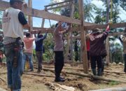 Tunjukkan Kehadiran Polri: Bhabinkamtibmas Polres Tator Gotong Royong Bantu Pembangunan Rumah Warga