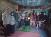 Wujud Kepedulian Sosial, Kanit Binmas Dampingi Penyerahan Bantuan Bedah Rumah Basnas Kabupaten Enrekang