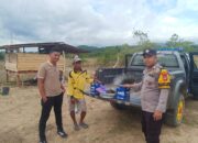 Polsek Maiwa Serahkan Bantuan Alat Kejut Listrik Untuk Pengamanan Tanaman Jagung Dari Sapi/kerbau Di Lokasi Bumi Perkemahan Karrang Kec. Cendana Kab. Enrekang