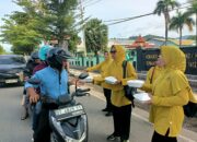 Jumat Penuh Kebaikan, Persit Kolaka Bagikan Makanan dan sembako kepada warga kurang mampu dan Pengendara yang Melintas