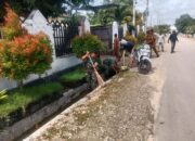 Babinsa Koramil 1413-03/Kapontori Bersama Warga Gelar Kerja Bakti Bersihkan Selokan di Kelurahan Watumotobe