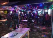 Personel Koramil 1413-07/Batauga Bersinergi dengan Unsur Komduk Gelar Patroli Rutin, Warga Diimbau Waspada Hoaks