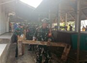 Babinsa Koramil 1413-06/Tomia dan Warga Gotong Royong Bersihkan Pasar Tradisional Usuku