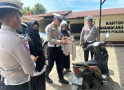 Ditlantas Polda Sultra Optimalkan Edukasi Pengguna Jalan melalui Teguran bagi para pelanggar di Jalan depan RS Bhayangkara