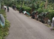Babinsa Koramil 1413-07/Batauga dan Warga Kompak Gelar Kerja Bakti Bersihkan Kiri–Kanan Jalan