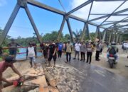Respon Cepat Polres Morowali Tindaklanjuti Amblasnya Jembatan Penghubung Desa Lasampi – Desa Pebatae Kecamatan Bumi Raya.