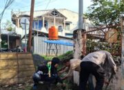 GIAT BHABINKAMTIBMAS KELURAHAN LEMBA AJAK WARGA GOTONG ROYONG BERSIHKAN SALURAN GOT