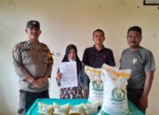Bhabinkamtibmas Salu Dewata Kawal Penyaluran Beras dan Minyak Goreng untuk 150 Penerima