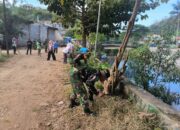 Personel Koramil 1413-01/Wolio Bersama Warga Gelar Kerja Bakti Bersihkan Jalan di Tanggul Kali Ambon