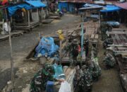 Personel Koramil 1413-13/Sorawolio dan Warga Gelar Kerja Bakti Bersihkan Area Pasar Tradisional