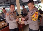 Ka SPKT Polres Sinjai Serahkan Buku Saku Pedoman Pelaksanaan Tugas Pamapta.
