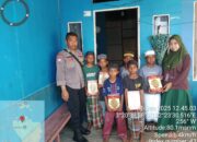 Bhabinkamtibmas Serahkan Bantuan Al-Qur’an, Perkuat Pendidikan Agama di TPA Desa Dongkalan