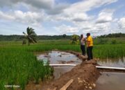 Kapolres Soppeng Apresiasi Sinergi Brimob dan Bhabinkamtibmas dalam Pemantauan Pembangunan Jembatan Gantung di Desa Watu