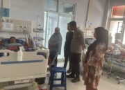 KUNJUNGI PERSONEL YANG SEDANG DIRAWAT, SI DOKKES POLRES SOPPENG TUNJUKKAN KEPEDULIAN TERHADAP ANGGOTA