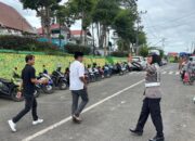 Sinergi Pelayanan Publik: Polwan Soppeng Kawal Pengamanan Sholat Jumat