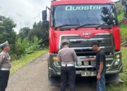 Satlantas Polres Sinjai Tindak Truk Material Proyek yang Langgar Kelas Jalan di Bulupoddo.
