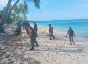 Babinsa Koramil 1413-12/Binongko, Staf Kelurahan, dan Warga Gotong Royong Bersihkan Pantai Wisata Yoro