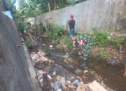 Babinsa Koramil 1413-03/Kapontori dan Warga Gelar Kerja Bakti Bersihkan Saluran Air