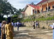 Police Go To School : Bhabinkamtibmas Polsek Saluputti Jadi Irup di UPT SMA Negeri 10 Tana Toraja