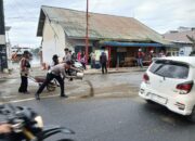 Polantas, Damkar dan Warga Bersihkan Tumpahan Solar di Jalan Raya Luwuk Antisipasi Kecelakaan