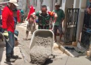 Babinsa Koramil 1413-01/Wolio Gotong Royong Pengecoran Jalan Setapak di Kelurahan Kadolomoko