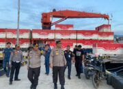 Karoops Polda Sulteng Mengecek Kondisi Kapal dan Perlengkapan Keselamatan berlayar di Pelabuhan Kolonodale Morowali Utara jelang Nataru