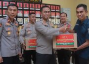 Kapolres Wajo Pimpin Pemberian Bingkisan Natal kepada Personel Polres Wajo