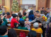 Wujudkan Kasih Natal, Kapolres Banggai Bagikan Coklat Kepada Anak-anak