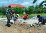 Babinsa Koramil 1413-02/Pasarwajo Bersama Warga Pasang Paving Block Jalan Setapak