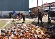 Peduli Kebersihan, Babinsa Koramil 1413-04/Mawasangka Bersama Warga Gelar Kerja Bakti di Pasar