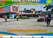 Sinergi TNI-Polri, Babinsa Koramil Lainea Amankan Arus Lalu Lintas di Bundaran Punggaluku