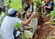 Bhabinkamtibmas Polsek Enrekang Melaksanakan Gotong Royong di Desa Binaannya