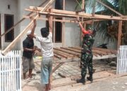 Babinsa Bersama Warga Gotong Royong Bangun Rumah Wujud Kepedulian TNI