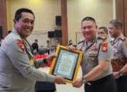 Raih WBK, Kapolres Sinjai Terima Penghargaan dari Kapolda Sulsel.