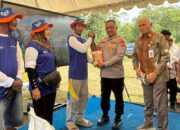 Bersama Sekda Provinsi, Kapolda Sultra Bagikan Benih dan Pupuk kepada Petani Saat Panen Raya Jagung