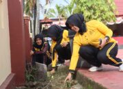 Usai Senam Pagi, Personil Polres Sinjai Bahu Membahu Bersihkan Lingkungan.