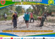 Babinsa Koramil 1417-06/Unaaha Gelar Karya Bakti Bersihkan Jalan Desa Padangguni