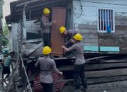 Respons Cepat Bencana, Personel SAR Brimob Polda Sulteng Bantu Angkat Barang dan Bersihkan Rumah Warga Pasca Banjir di Wani-Pantoloan