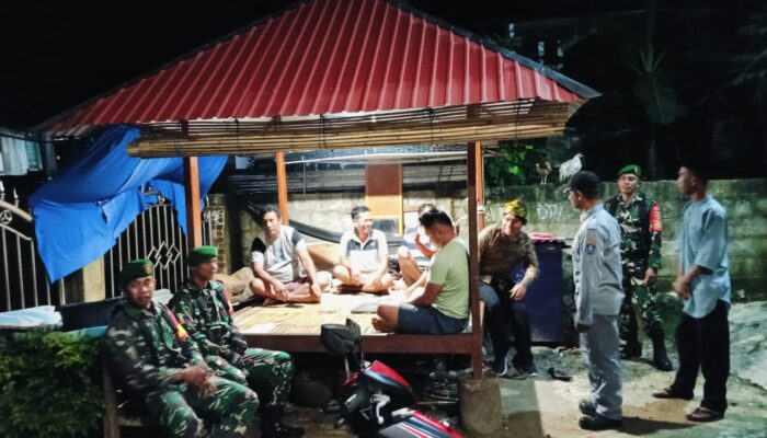 Babinsa Kaledupa Bersama Warga Ciptakan Rasa Aman di Desa Lefuto