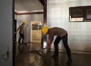 Bahu-membahu, Personel Brimob Polda Sulteng Bersihkan Rumah Warga Desa Wani dari Endapan Lumpur