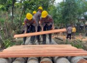 Pulihkan Konektivitas, Tim SAR Gabungan dan Instansi Terkait Bangun Jembatan Sementara di Desa Labuan Kungguma
