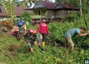 Babinsa Koramil 1412-05/Pakue Bersama Warga Bersihkan Drainase di Desa Tanggaruru