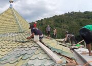 Bhabinkamtibmas Desa Citta Bersama Warga Gotong Royong Pasang Atap Masjid Nurul Jihad