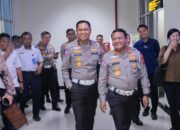 Dirlantas Polda Sultra Sambut Kedatangan Dirgakkum Korlantas Polri di Bandara Haluoleo Kendari