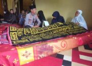 Kapolres Enrekang Melalui Kapolsek Sampaikan Ucapan Duka kepada Keluarga Anggota Polri yang Berduka