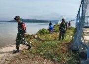 Babinsa Koramil 1413-03/Kapontori Gelar Kerja Bakti Pembersihan Bibir Pantai Desa Wakalambe