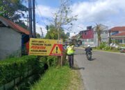 Tekan Angka Kecelakaan, Satlantas Polres Tana Toraja Pasang Spanduk Imbauan di Jalur Rawan Laka