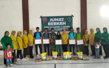 Koramil 1413-10/Lasalimu Bersama Persit KCK Ranting 11 Peduli Warga Lewat Jumat Berkah