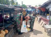 Dekat dengan Rakyat, Babinsa dan Warga Pongo Gotong Royong Bersihkan Pasar